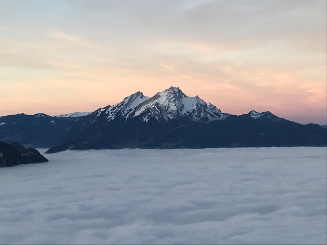 Berg mit Schnee und Nebel